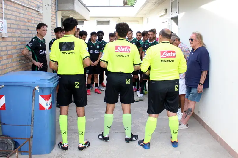 Giocatori e arbitri nel passaggio dagli spogliatoi al campo