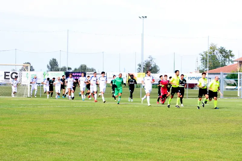 Giocatori e arbitri entrano in campo al Comunale di Gambettola