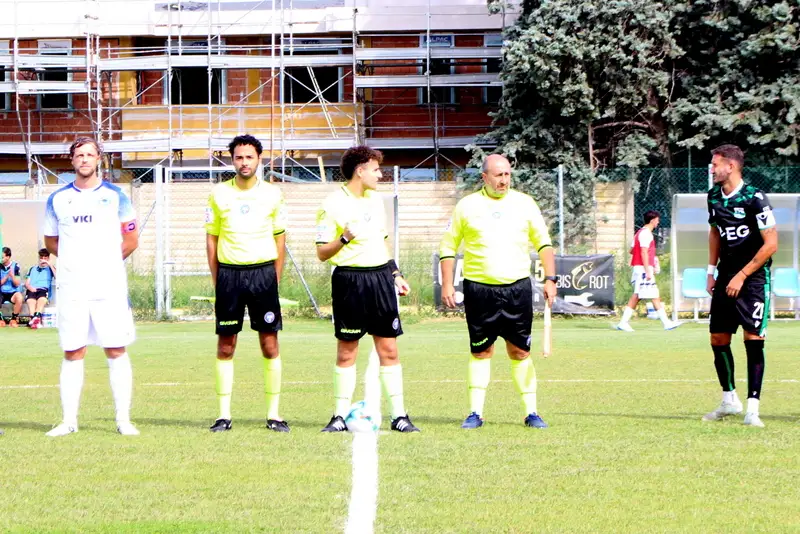 I capitani delle due squadre con gli arbitri a centrocampo